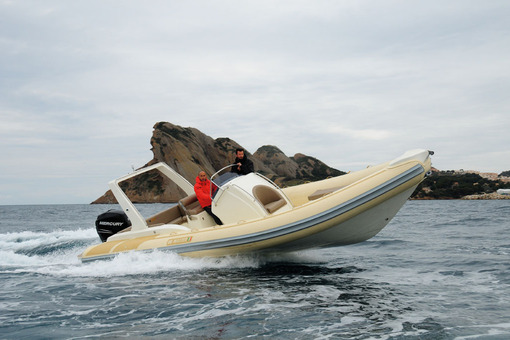 photo essai bateau pneumatique : 830 Canapé Master