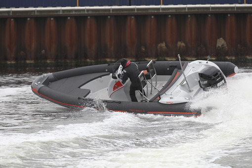 photo essai bateau pneumatique : seaDRUG 688 Technohull