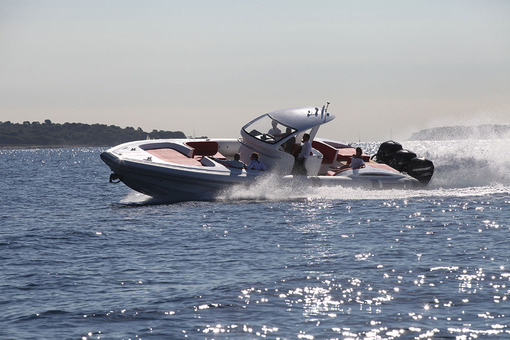 photo essai bateau pneumatique : Pzero 1400 FB Pirelli (Tecnorib)