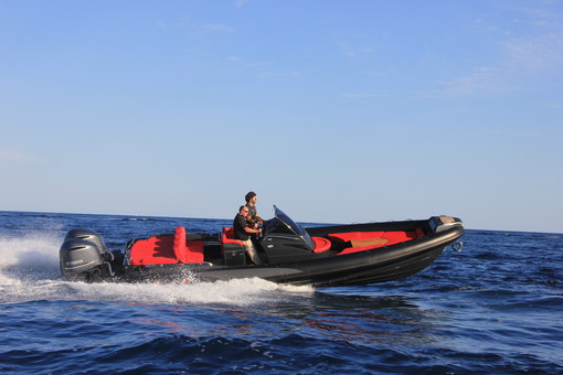 photo essai bateau pneumatique : Adrenalina 9,0 Lomac