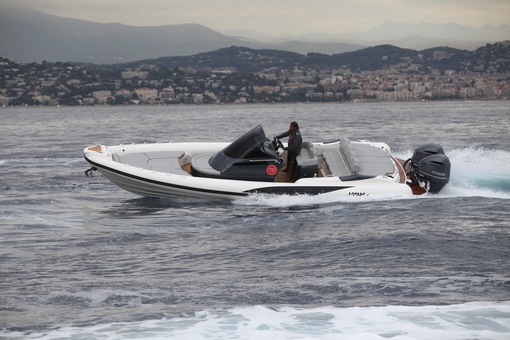 photo essai bateau pneumatique : Adrenalina 10,5 Lomac