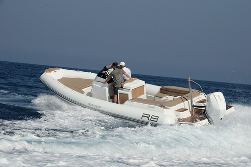 photo essai bateau pneumatique : R8 Renier