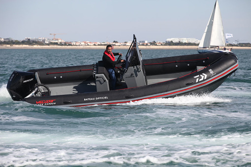photo essai bateau pneumatique : 750 Sport Black Carbon Valiant