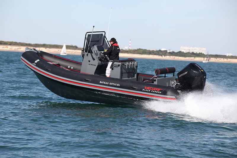 photo essai bateau pneumatique : 690 Sport Black Carbon Valiant