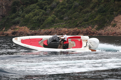 photo essai bateau pneumatique : Adrenalina 8,5 Lomac