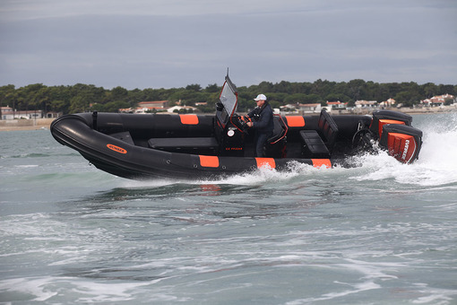photo essai bateau pneumatique : Offshore 8M Humber
