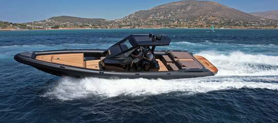 photo essai bateau pneumatique : Venom 44 Open Sterndrive RIBCO