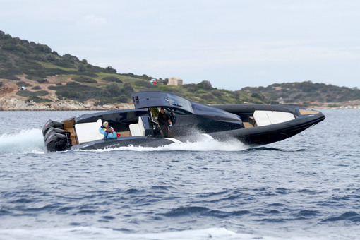 photo essai bateau pneumatique : Cosmic 39 Tropida