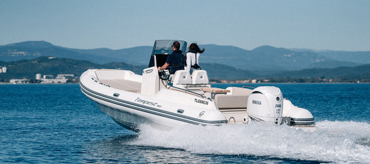photo essai bateau pneumatique : Tempest 800 Capelli