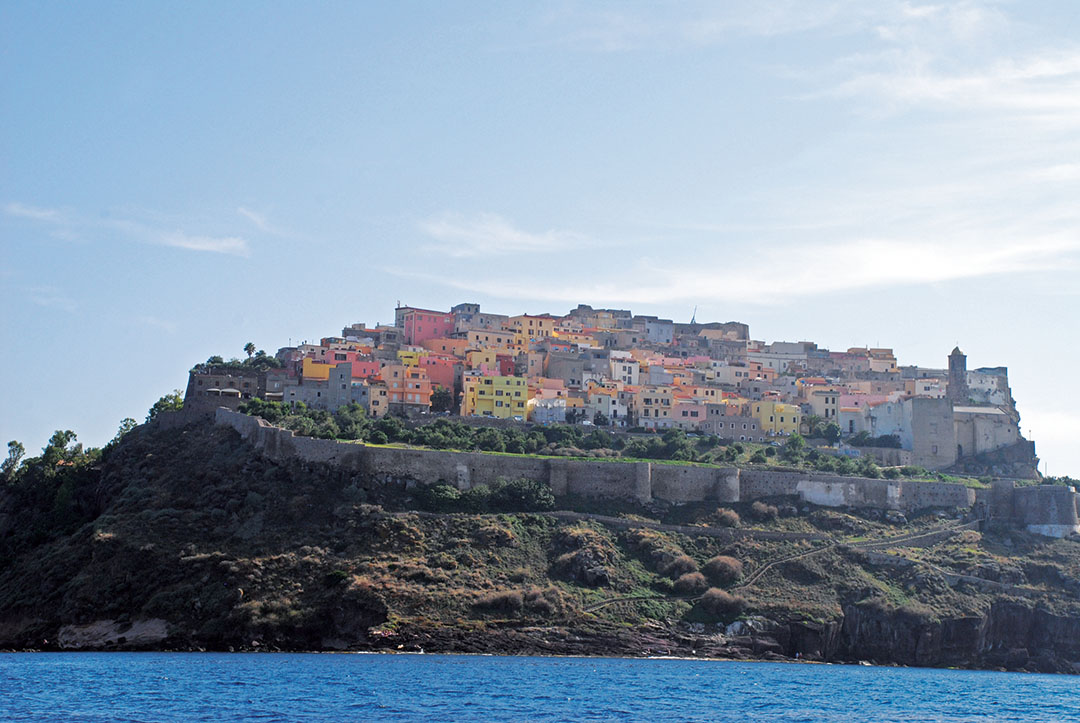 Perché sur cet énorme rocher, le village de Castel Sardo, avec ses maisons multicolores, est typique de la Sardaigne du nord.