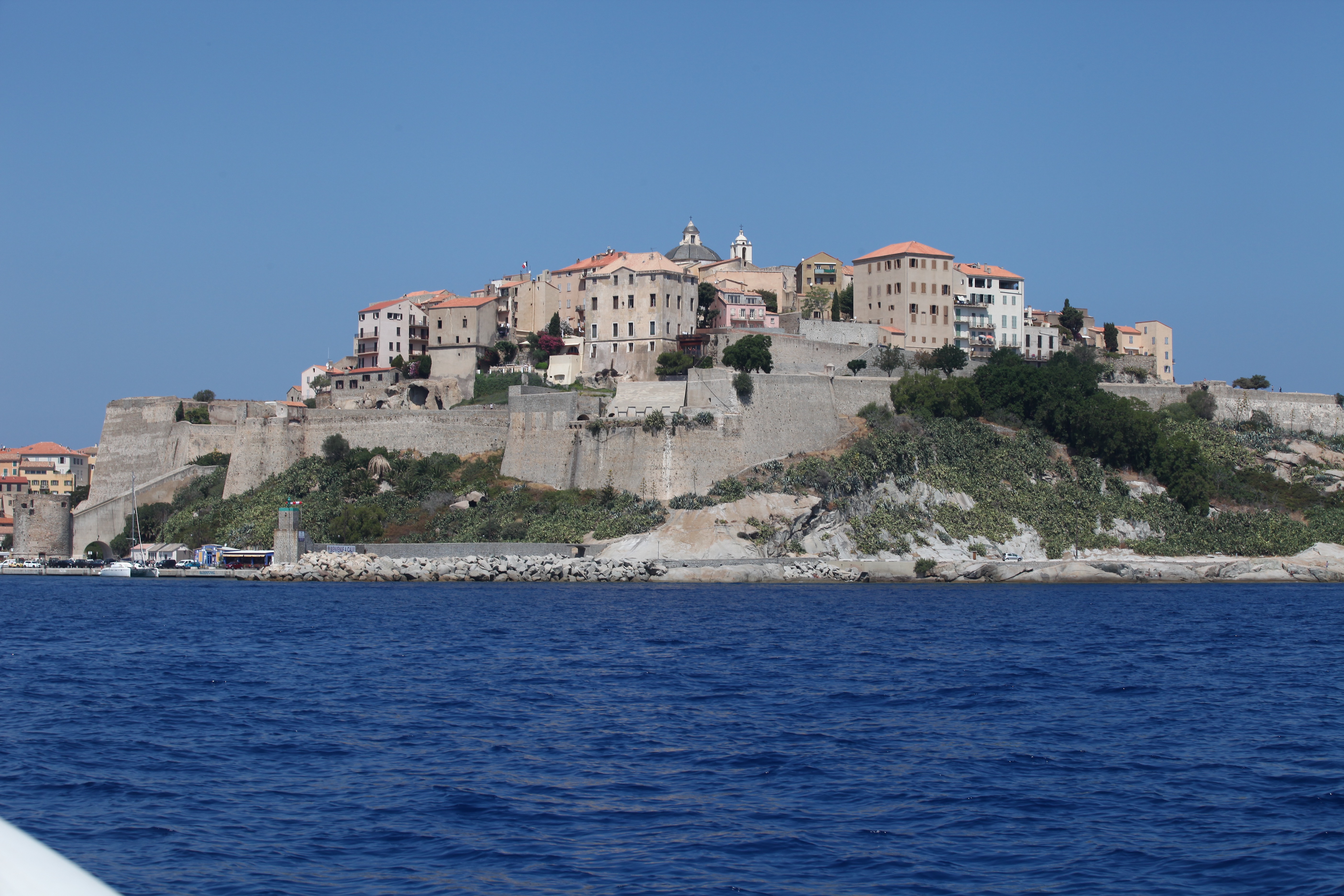 Vue de la mer, du nord-est, la Citadelle de Calvi semble veiller sur le port.