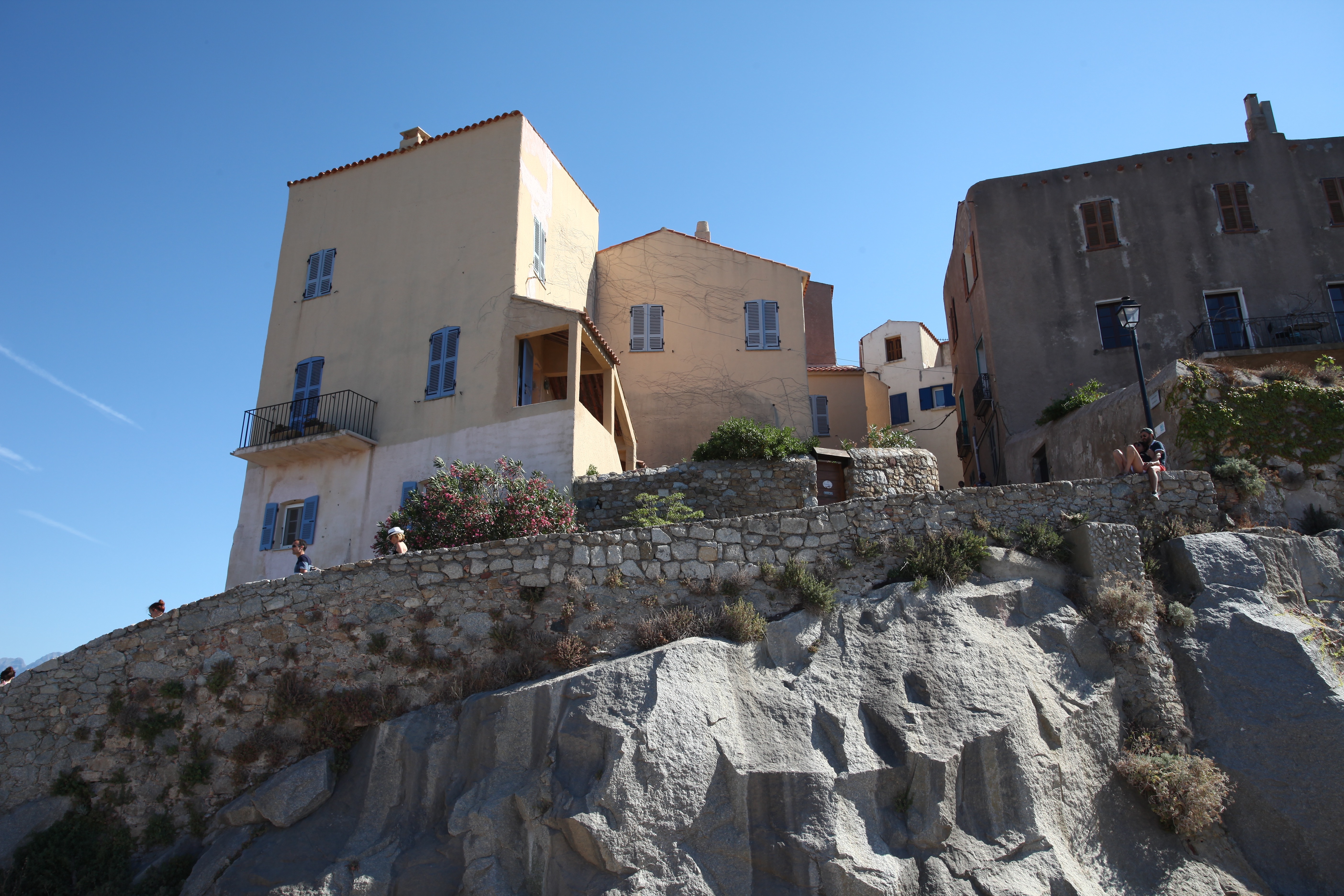 Les remparts et les maisons de la Citadelle semblent avoir été taillées dans la masse du rocher.