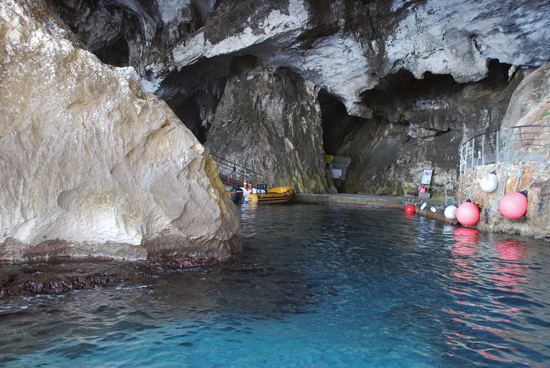 Le Golfe d'Orosei (côte est de la Sardaigne) recèle des grottes spectaculaires. Ici celle de Bue Marino.