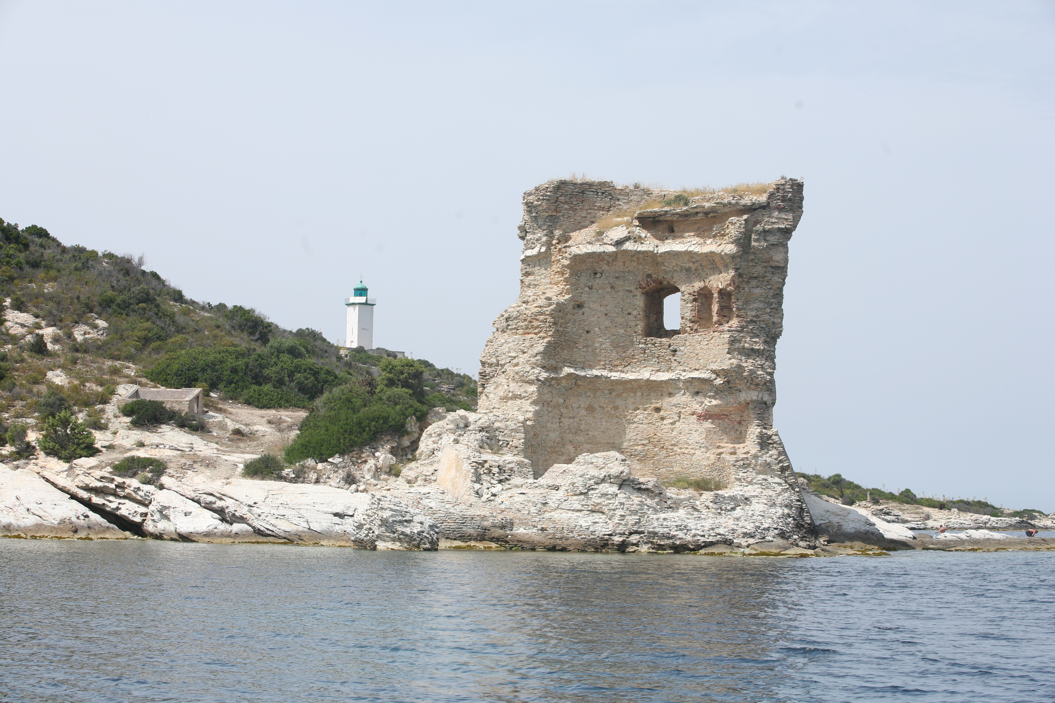 Les vestiges de la tour génoise de la Mortella, à proximité du phare de la pointe éponyme.