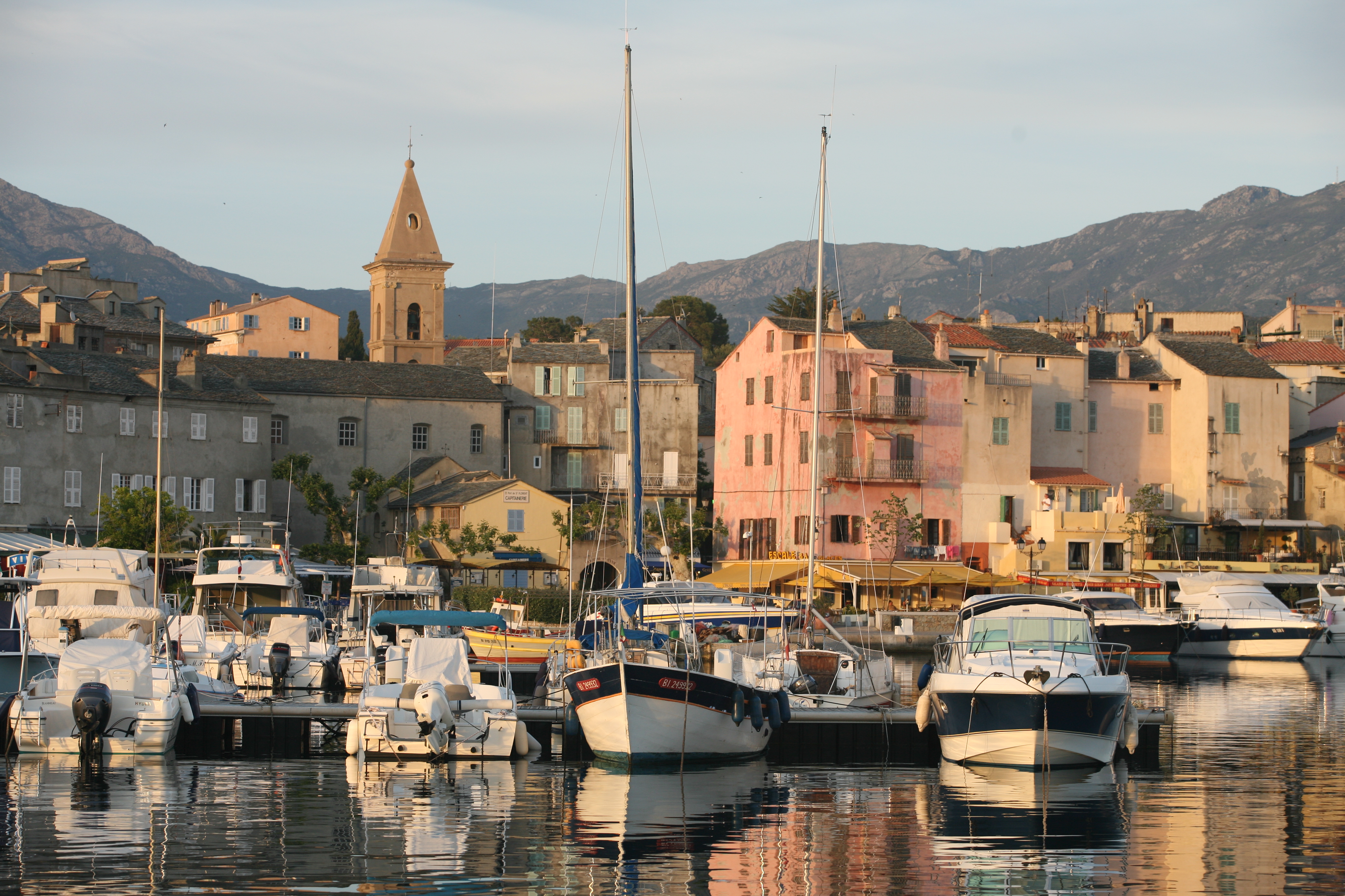Blottie à la "commissure" du Désert des Agriates et du Cap Corse : Saint-Florent.