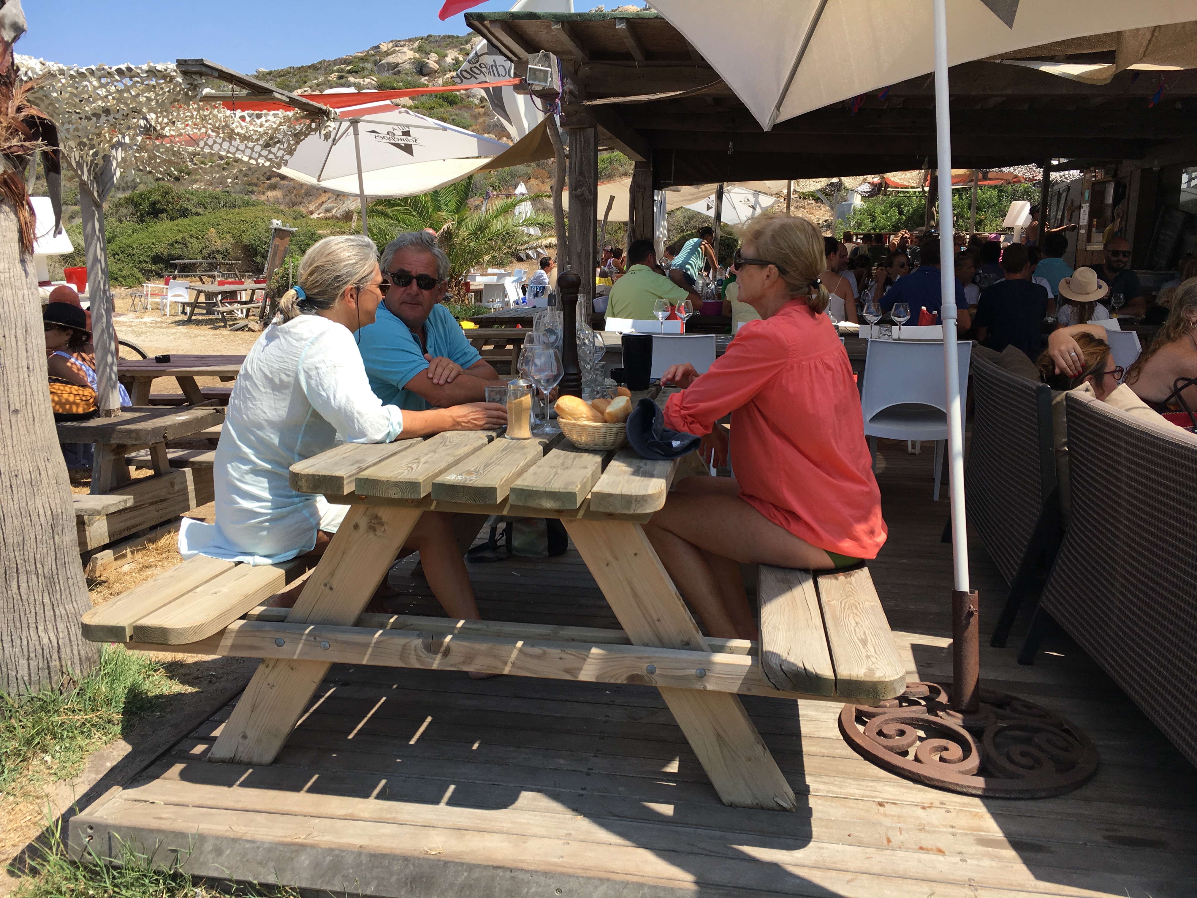 Une halte déjeuner au Mar a Beach, le restaurant de plage de la Revellata. Une adresse prisée des plaisanciers de Calvi.