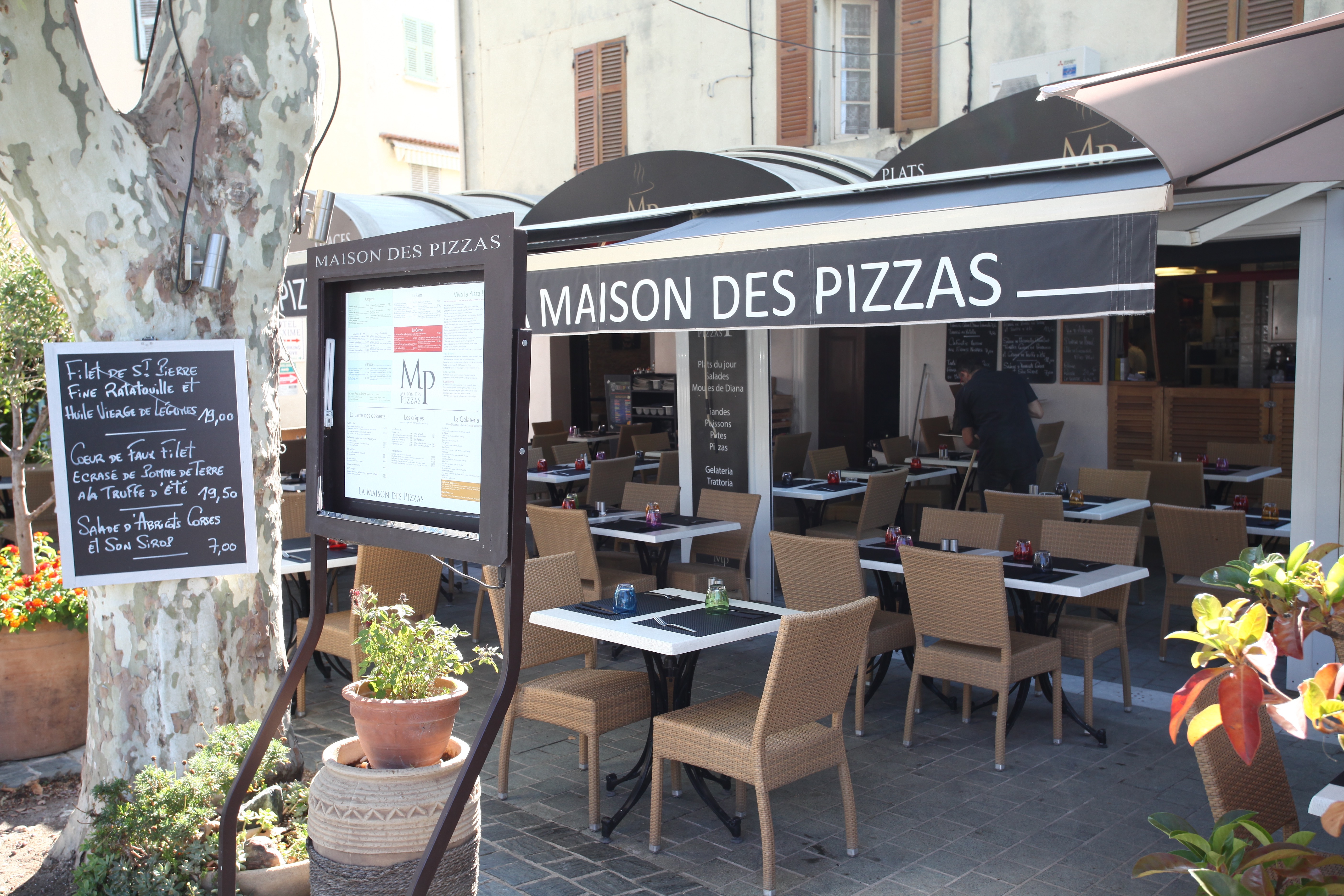 Sur la place de Saint-Florent, à portée de gaffe du port, une table pour les amateurs de pizza.