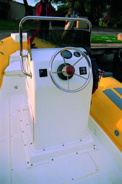 La console monoplace est fixée sur le plancher de cockpit par  un curieux socle en deux niveaux.