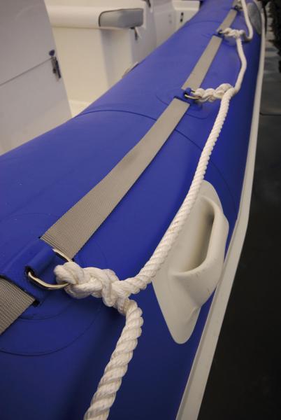 Pratique : la main-courante classique en cordage nylon est doublée par une main-courante en sangle sur toute la longueur du flotteur.

