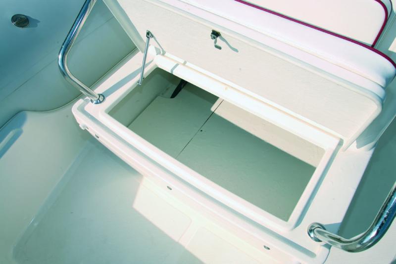 Très spacieux et bien sec, grâce à son plancher, tel est le coffre situé sous le siège biplace de la console.