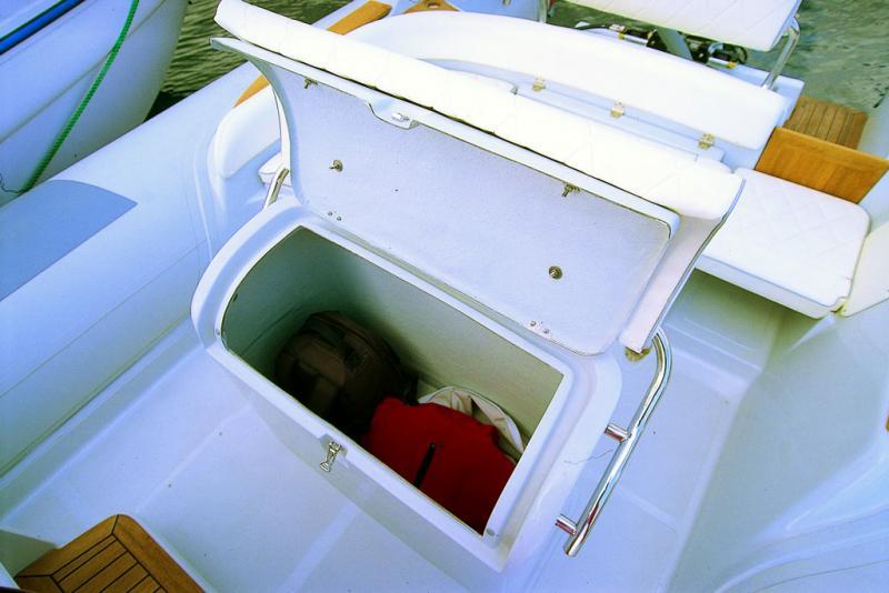 Le coffre étanche sous l’assise de pilotage est conçu pour recevoir une mini-cuisine optionnelle.