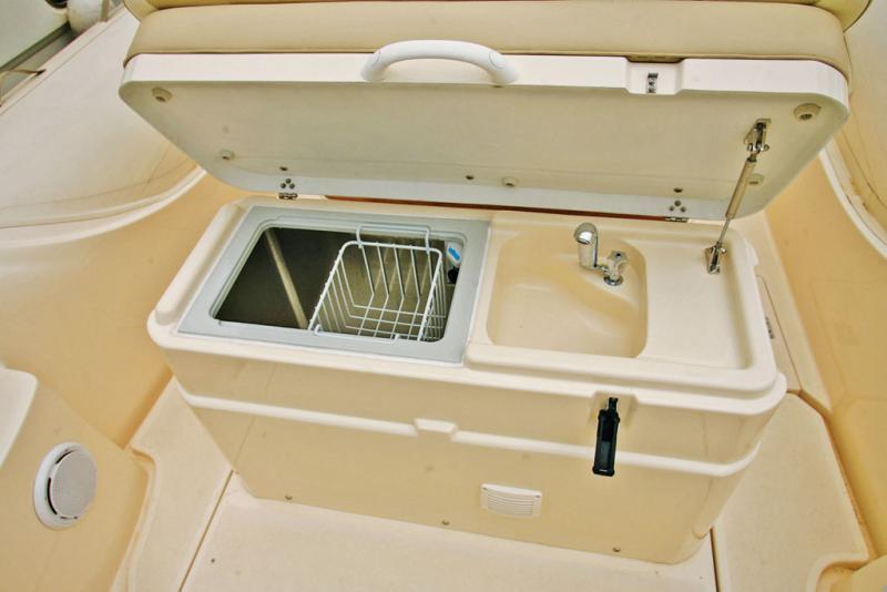 La kitchenette, constituée d'un bloc froid et d'un évier, est dissimulée sous l'assise  du siège de pilotage. 
