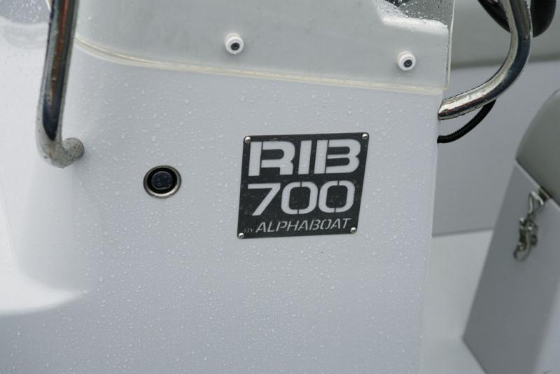 Pour l'instant la gamme Alphaboat ne compte que deux modèles : le RIB 700, duement siglé, et le RIB 600, un petit frère dans le même esprit.
