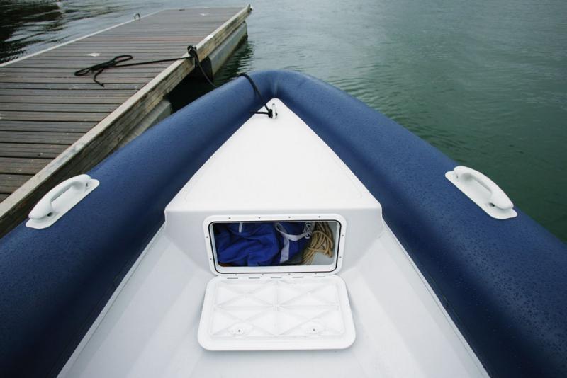 Le coffre à mouillage avec son ouverture verticale n'est pas des plus pratiques. Il peut aussi servir de rangement, car les coffres sont rares à bord.
