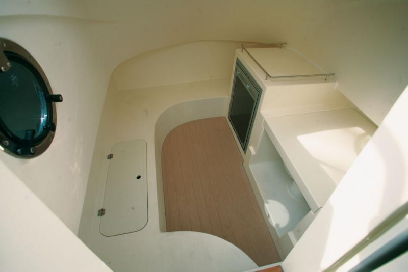 La volumineuse console abrite un WC marin et un frigo. Dommage, qu'il n'y ait pas de couchage…
