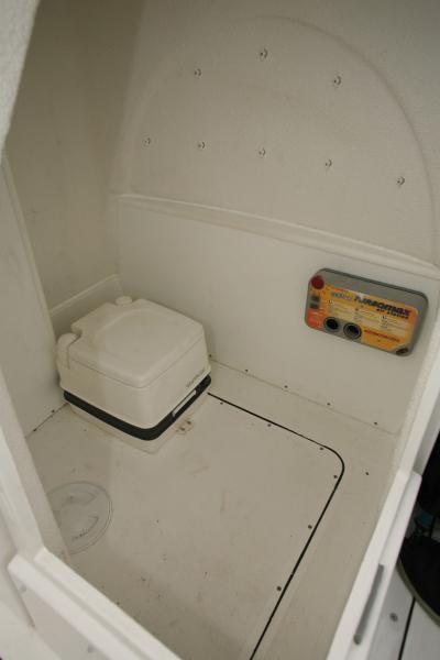 Le 225 WRT est l'un des très rares semi-rigides de cette longueur à proposer une console abritant un WC. Dans ce volume appréciable, on aperçoit le gonfleur/dégonfleur électrique. Pratique pour mettre le bateau au gabarit routier !
