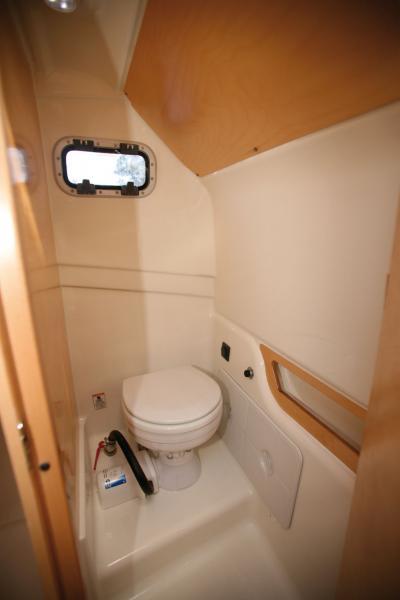 Intimité préservée à bord du n-ZO, avec ce confortable cabinet de toilette. Par contre, la douche se prend sur la plate-forme de bain.
