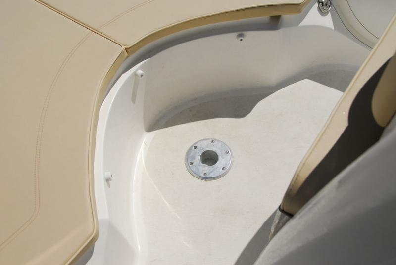 Le socle intégré au plancher permet d’installer rapidement la table de pique-nique, qui sert aussi d’allonge de bain de soleil.
