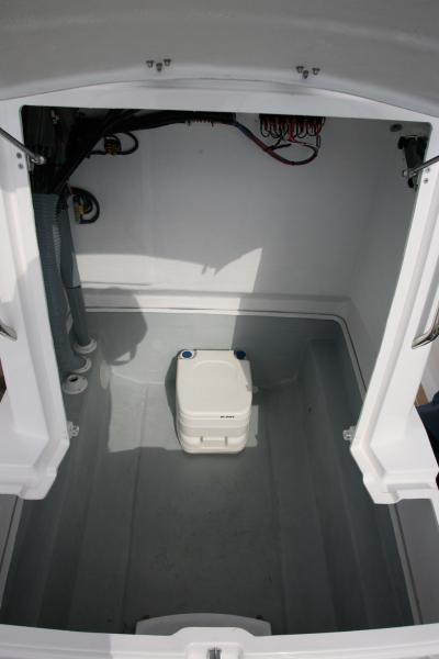 La présence d'un WC chimique n'est pas usurpée. Avec 1,75 m de hauteur, et un large accès, les commodités méritent bien leur nom.
