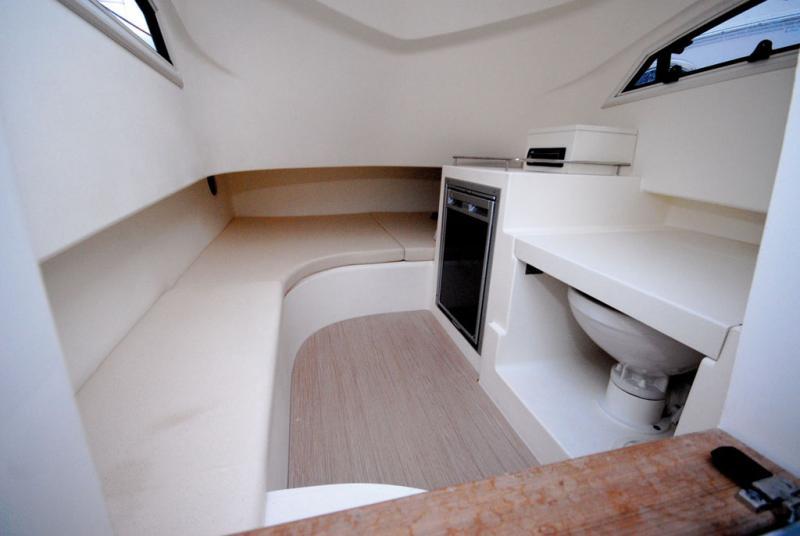 La cabine-abri est petite mais bien équipée : banquette convertible en lit de 1 m de large, WC, frigo.
