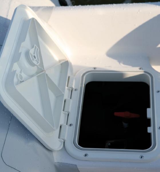 Le coffret tribord arrière contient la batterie, avec coupe-circuit sur le couvercle.
