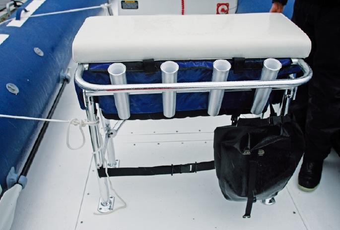 Quatre supports de cannes en inox et une robuste main courante pour les passagers de l'arrière.
