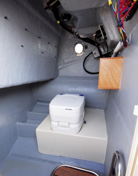 L’abri de console est équipé en standard d’un WC chimique (WC marin en option)
