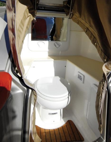 Sous le capot avant, un cabinet de toilette confortable, abrité par une tente (ici, sans portière pour la photo).
