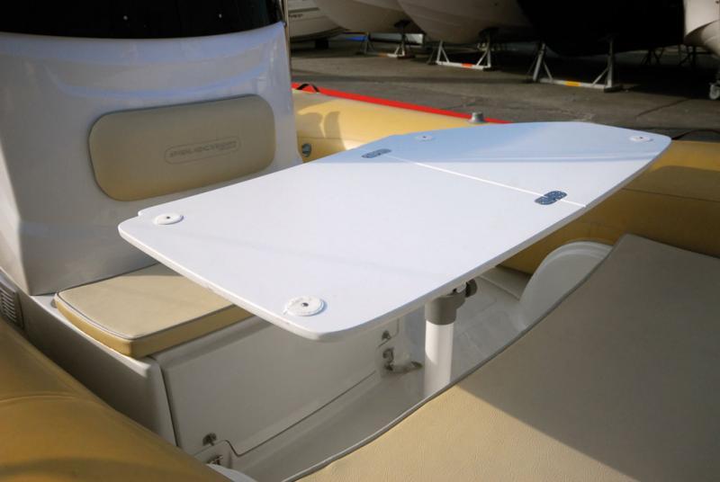 Incluse dans l’équipement de série, cette table de pique-nique, grande et pratique, sert aussi d’extension du solarium, .
