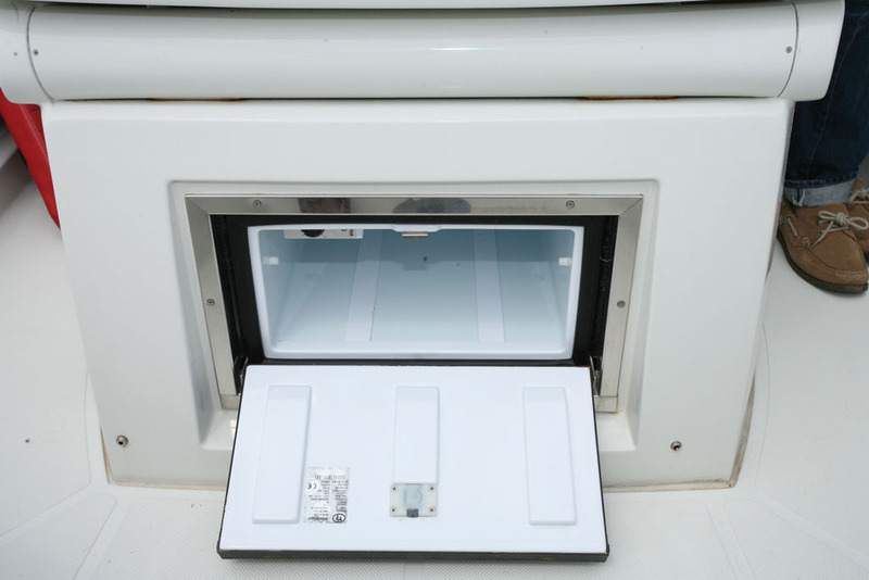 La console intègre une option fort utile : un mini frigo pour tenir l'apéro au frais !
