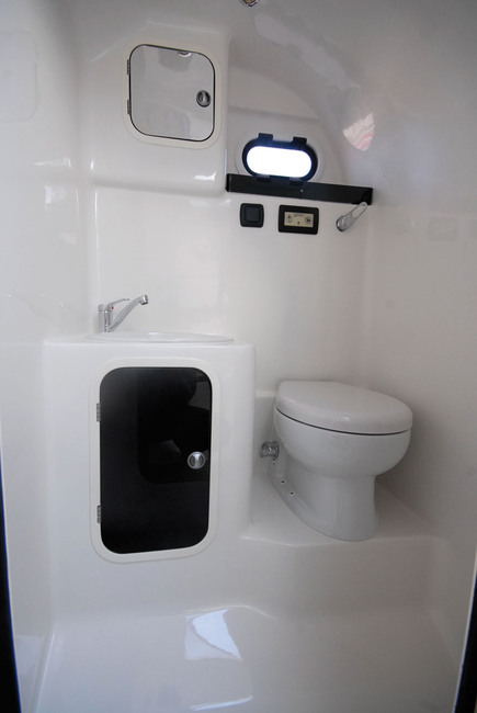 Le cabinet de toilette, spacieux, est équipé d’un WC électrique de série, avec cuve de rétention.
