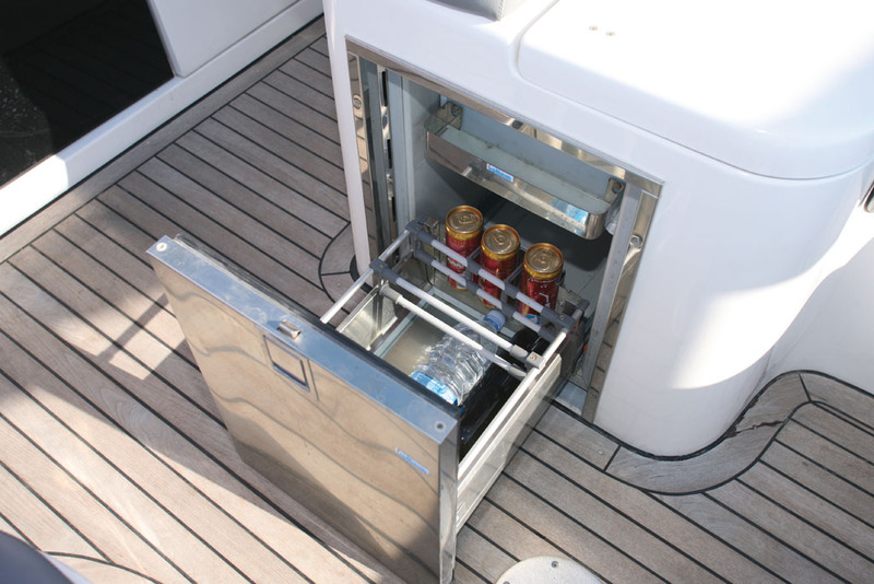 La base du siège de pilotage abrite un petit réfrigérateur situé à portée de main des convives. 
