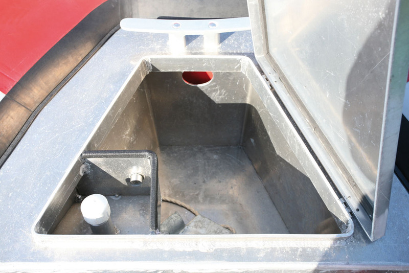 Caché dans le coffre à mouillage, l'orifice de remplissage du réservoir possède un petit bac de débordement. Bien vu.

