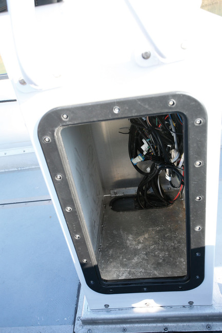 La trappe latérale du coffre de console est amovible. C'est moins pratique qu'une porte sur charnières.
