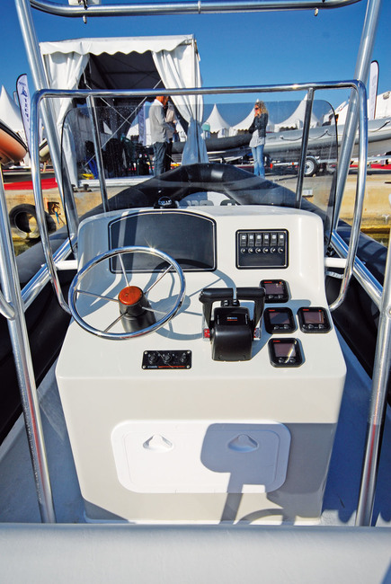 La console, avec volant "pêche" presque horizontal, présente de larges surfaces pour installer le tableau de bord et les appareils de navigation.
