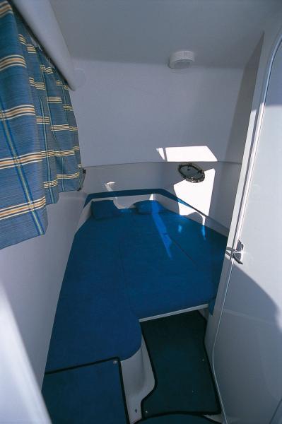 Pour les nuitées en croisère-raid ou pour la sieste, la cabine offre un lit double confortable.
