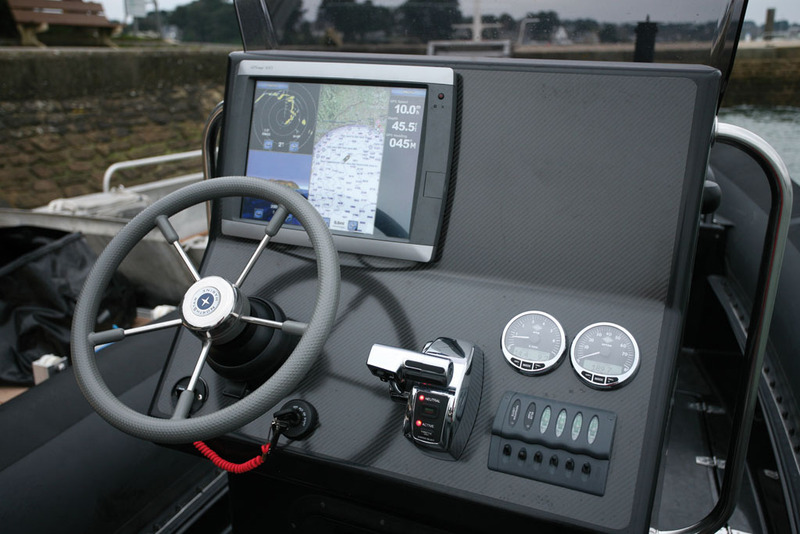 La surface de tableau de bord autorise l'intégration d'un combiné GPS-sondeur de grandes dimensions. 
