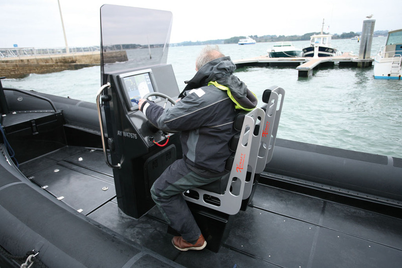 Les sièges X-Craft à amortisseurs garantissent un confort de navigation appréciable et une bonne maîtrise des commandes lorsqu'on pilote en mer formée.

