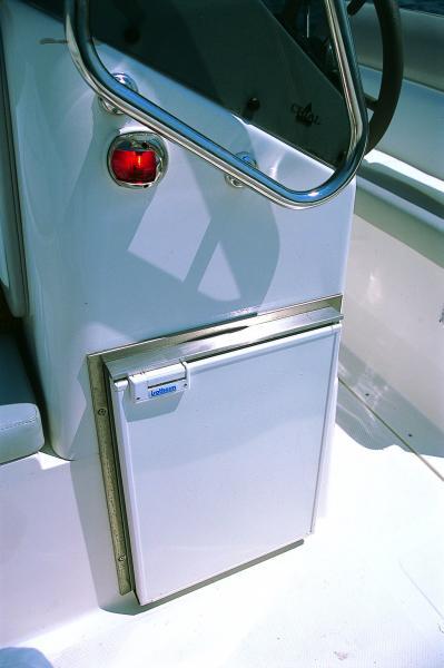 Un emplacement est prévu dans la console pour le réfrigérateur optionnel de 41 litres.
