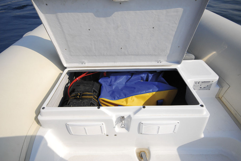 Le sac de matériel de sécurité trouve juste sa place dans la soute arrière, partiellement réduite par la batterie. 
